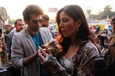 Aditya Roy Kapur, Katrina relish the delicacy of Ahmedabad