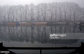 Cold wave continues in Kashmir, fog disrupts air services