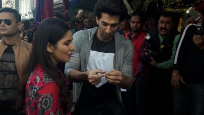 Aditya Roy Kapur, Katrina Kaif venture on shopping spree at Delhi's Janpath Market