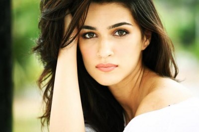 Kriti Sanon overcomes fears, learns to swim