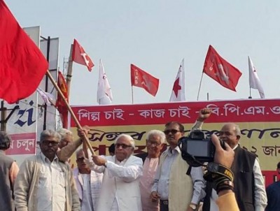 Buddhadeb Bhattacharya flags off LF's long march from Singur to Salboni