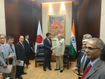 Lao: PM Modi meets Shinzo Abe