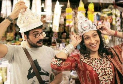 Prosenjit celebrates Rituparnaâ€™s birthday at Praktan location