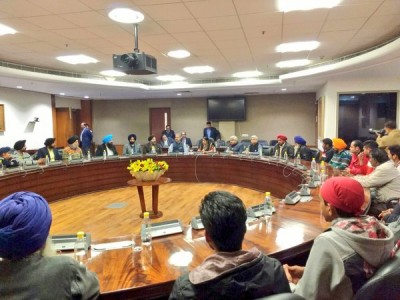 Sushma Swaraj meets family members of 39 Indians captured by ISIS in Iraq