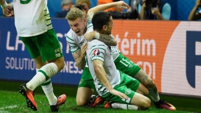 Brady sends euphoric Ireland into the last 16