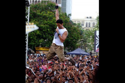 Farhan Akhtar does aerial act for Jaago