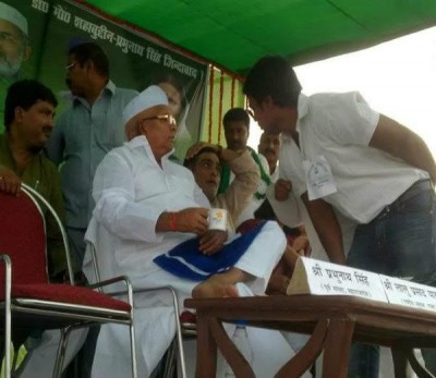 Photograph of murder suspect with Lalu Prasad goes viral