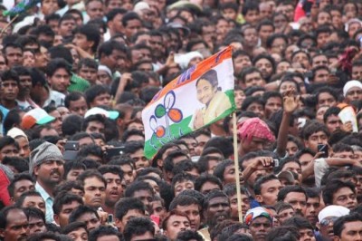 Mamata urges TMC workers to stay honest, attacks Modi