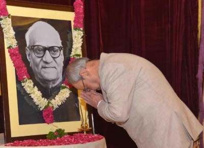 President of India pays tributes to former President V V Giri  