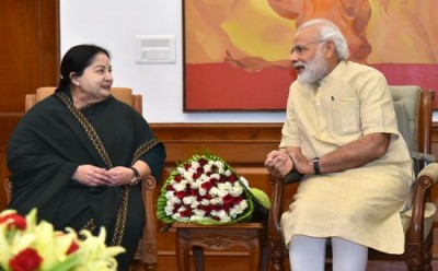 J Jayalalithaa meets Modi, presents memorandum