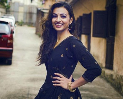 Radhika Apte to pay her tribute to legendary singer Asha Bhosle!!