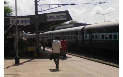 West Bengal: Drunk miscreant boards train with live bomb