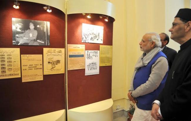 Narendra Modi paying floral tribute at Netaji's bust before the launch of the digitised files, in New Delhi