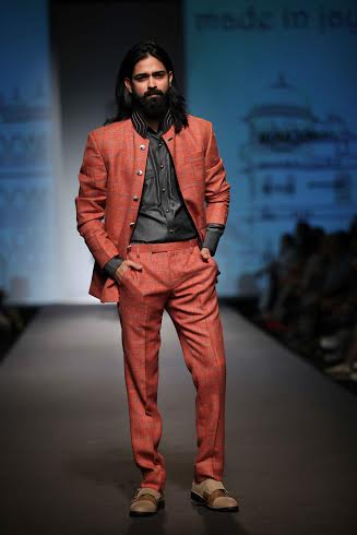 Randeep Hooda charms  Amazon India Fashion Week floor in Rohit Kamra's creation