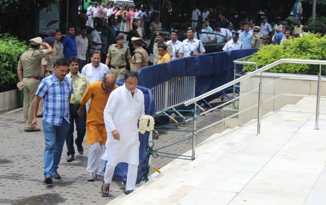 Kolkata: Political heavyweights pay last tribute to Mahasweta Devi