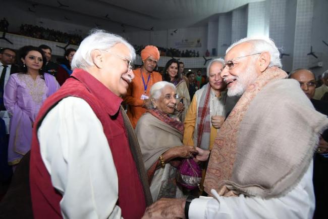 Narendra Modi being received on his arrival, at Varanasi, Uttar Pradesh