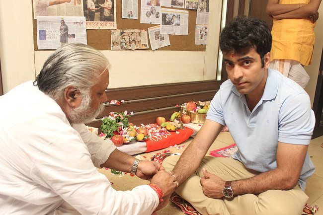 Shree Venkatesh Films hosts mahurat for Arindam Sil's 'Byomkesh Pawrbo' 