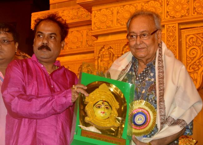 WB Governor Keshari Nath Tripathi inaugurates pujo for Chaudhury Bagan Durgotsav