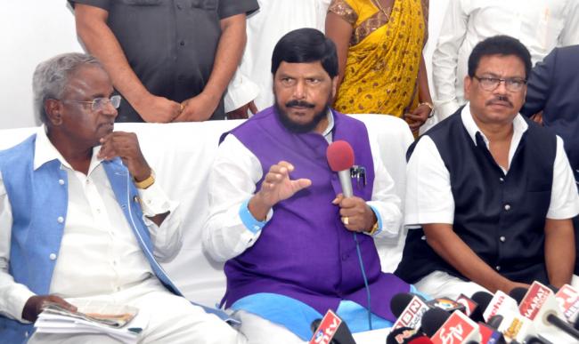 Minister Athawale meets Andhra official for govt welfare scheme review