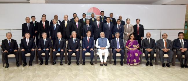 Narendra Modi and the Prime Minister of Japan,Mr.Shinzo Abe in a group photograph with the members of India-Japan Business Leaders Forum