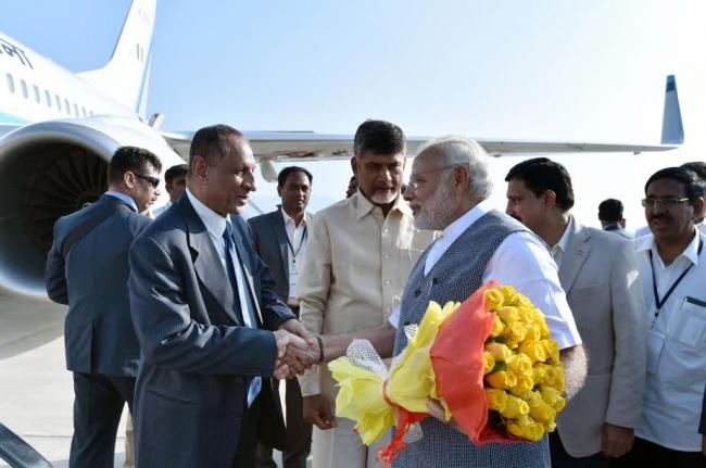 Narendra Modi being welcomed by the Governor of Andhra Pradesh and Telangana