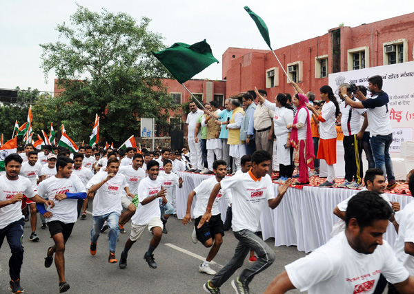 Chaudhary Birender Singh addressing at the flag-off ceremony of the 12th Slum Yuva Daud