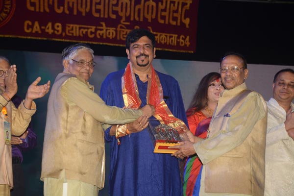 60-feet-tall Ravana burnt on Dussehra in Kolkata's Salt Lake