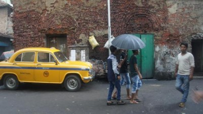 Kolkata: 4 injured as building collapses near Park Street