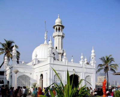 Mumbai: SC gives Maharashtra govt two weeks to remove illegal encroachments near Haji Ali