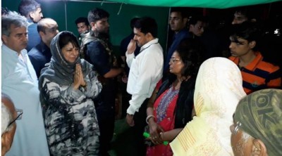 Kashmir CM Mehbooba Mufti  pays floral tributes to slain Yatris