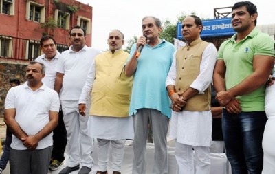 Chaudhary Birender Singh addressing at the flag-off ceremony of the 12th Slum Yuva Daud