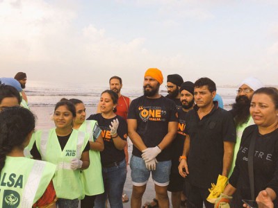 Randeep Hooda joins NGO members in cleaning Mumbai beach