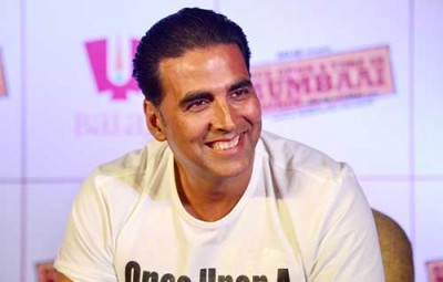 Akshay Kumar calls Big B Indian 'superhero'