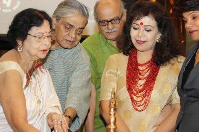 Kolkata-based women's forum pays respect to Indian film director Satyajit Ray  