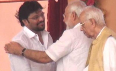 WB: TMC activists stage demonstration stopping Union Min Babul Supriyo's convoy, show him black flag