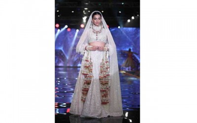 Sonam Kapoor walks down ramp for Abu Jani and Sandeep Khosla 