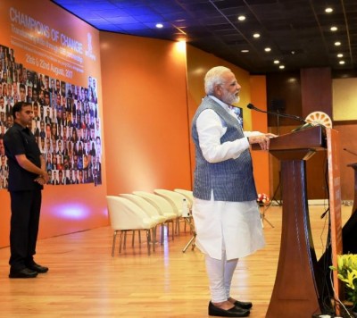 PM Modi greets Radha Mohan Singh on birthday