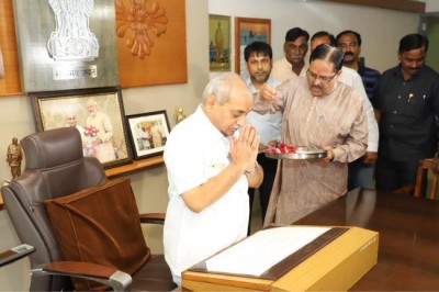 Gujarat: Nitin Patel given finance ministry, assumes office 