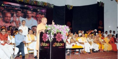 UP CM Adityanath visits Ayodhya temple a day after Diwali spectacle