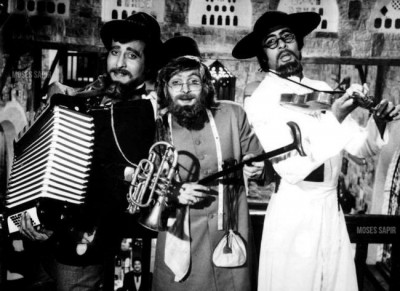 Amitabh Bachchan remembers Amar Akbar Anthony, shares memorable pictures   