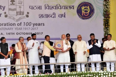 PM Narendra Modi shares stage with Nitish Kumar in Patna