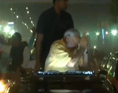 Narendra Modi reaches Surat, participates in road show