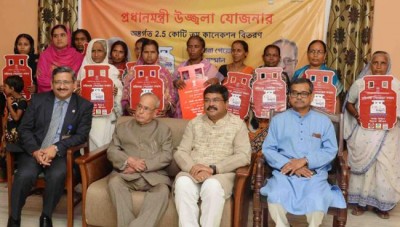 President Pranab Mukherjee distributes free LPG connections under PMUY at Jangipur