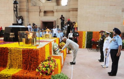 President Kovind pays tribute at the Amar Jawan Jyoti in New Delhi