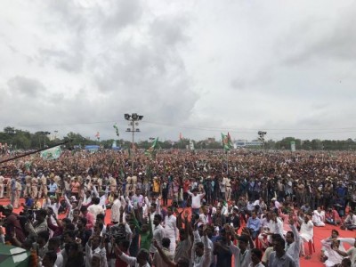 Patna: Sharad Yadav calls for grand alliance at national level, Mamata Banerjee slams Centre