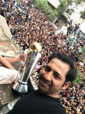 Pakistan cricket team return home, receive heroic welcome