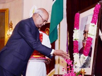 Ram Nath Kovind paying floral tribute at Rashtrapati Bhavan