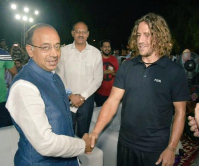 Vijay Goel, Carles Puyol hand over First Ticket of FIFA U-17 World Cup India 2017 