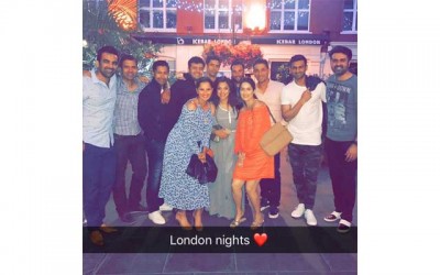 Sania,Shaoib Malik, others pose infront of camera