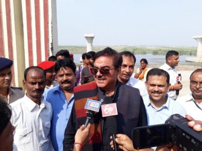 Stop communalising atmosphere, Shatrughan Sinha attacks Modi on Gujarat campaign